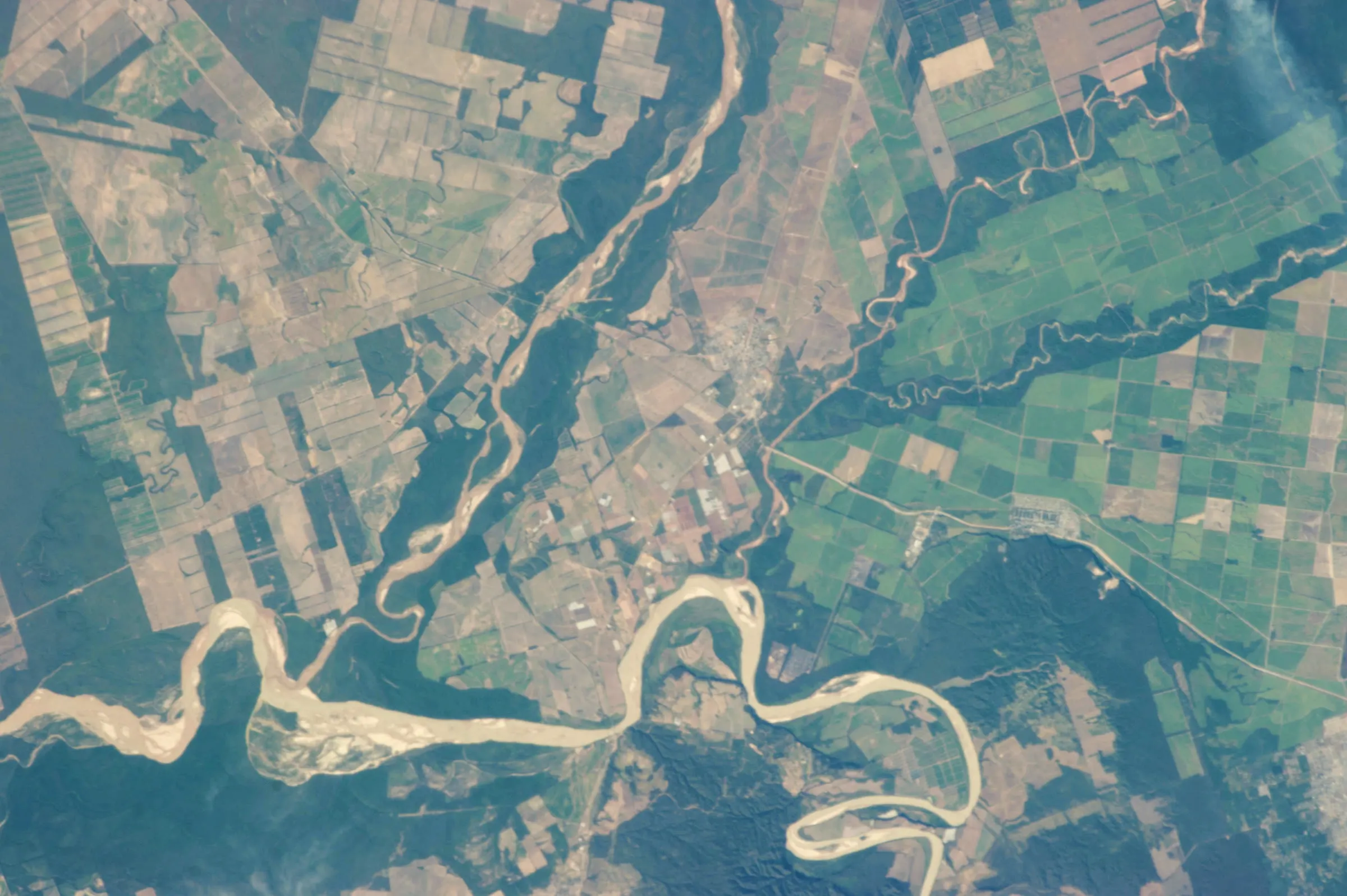Campos y ríos de Argentina vistos desde la Estación Espacial Internacional. Foto NASA, 2013.